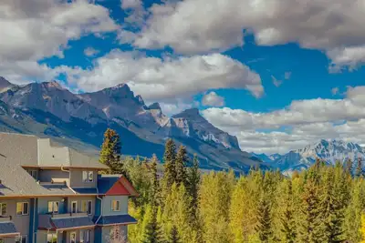 Image de Cozy Haven w/ Stunning Mountain View in Canmore!