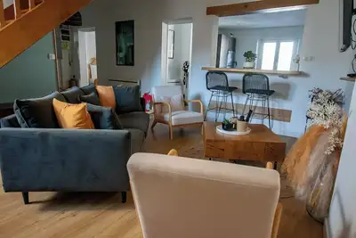 Image de a 5 minutes de l avenue de Champagne et en plein centre ville dans une rue calme