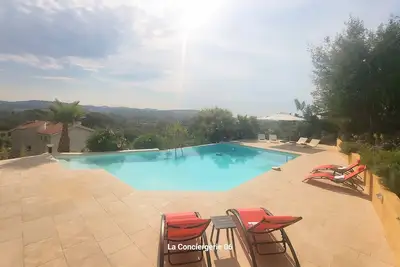Image de Villa d'Exception • Piscine à Débordement • Jardin 2 000 m² • 4 Chambres