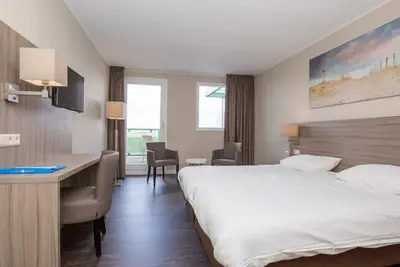 Image de Unwind in Callantsoog | 2 Modern Unit, Steps Away from Golf, Pool & Sea Breeze