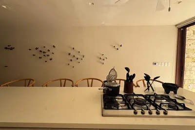 Image de New beachfront home with Chef included