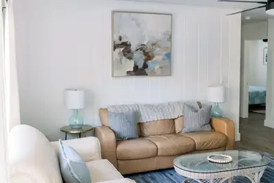 Image de Fully Renovated 4br/2ba • 5 Min to Beach • Modern Coastal Retreat