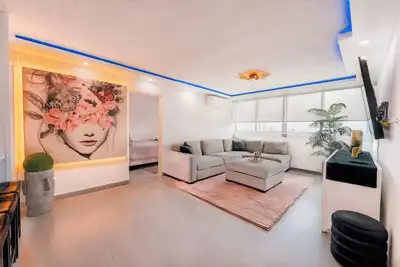 Image de Panoramic City Skyline Penthouse Views of Ocean and Bay