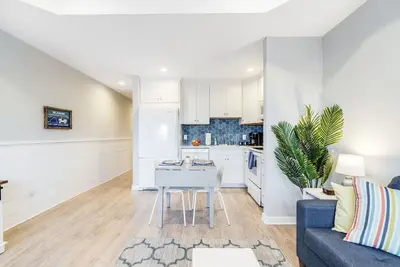 Image de Coastal Escape: Walk to Beach & Dining + Free Bikes