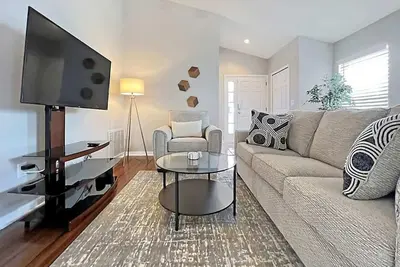 Image de Modern 3 Br Home with Large Garage, Fenced Yard