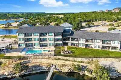 Image de First Floor Lakefront Possum Kingdom Condo - Marina Access - Pool, Hot Tub, Gym