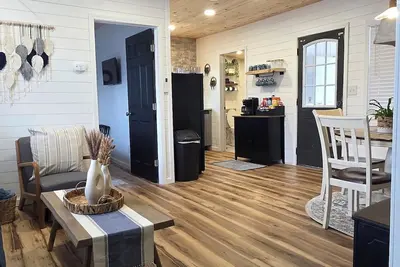 Image de Lake Breeze Retreat, On the strip, lake views, lake access, close to park