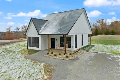 Image de Lake Escape - Welcome to our peaceful 3-bedroom lake house.