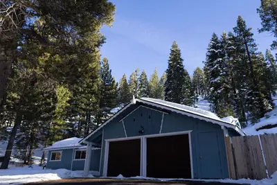 Image de Hot tub, close to trails, 5 minutes from Heavenly! Welcome to Stonepine House