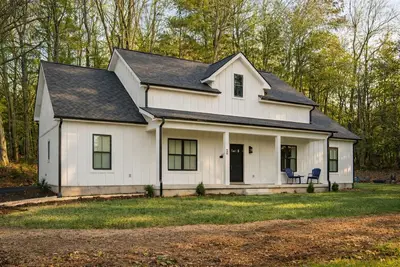 Image de Laurel Hill Farmhouse | Private Hot Tub, Fire Pit, One-Level Modern Farmhouse Near Asheville