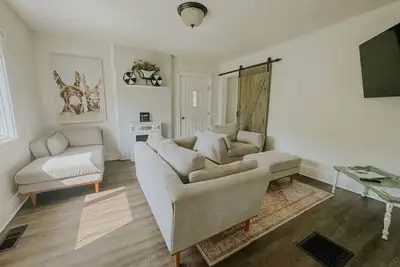 Image de Fenced Yard | PetsOK | Central Air | Sleeps 5