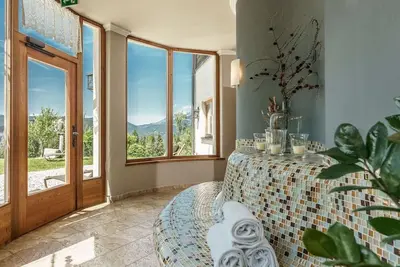 Image de Appartement dans une maison de vacances avec bain à remous, Wifi, Tv, balcon, vue panoramique