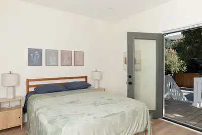 Image de The Bur Oak/Peaceful Porches; 2br, 1ba Fully Renovated + Well-Located Apartment