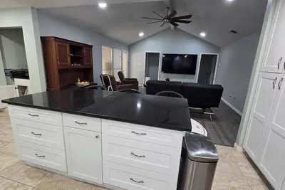 Image de 5 bedrooms house blocks from 1-20 in Arlington Tx. 20 minutes from At&T Stadium