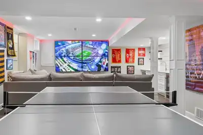Image de Spacious 4br Home with Ultimate Sports Cave, 10 Min to World Cup Shuttle