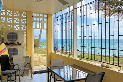 Image de Latitude Adjustment at Colony Cove-2 bed/2 bath Tropical Beachfront condo w/pool