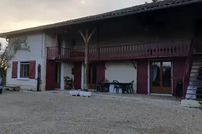 Image de gîte équipé de barbecue, espace pelouse, table de jardin, parking