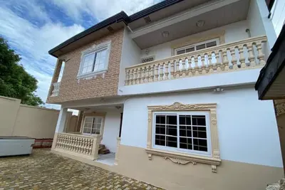 Image de 2 Bdrm luxury at Secluded Estate with Free 24/7 Solar. No more electricity cost