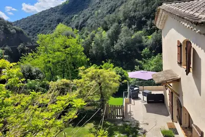 Image de Maison de vacances « Maison en Cévennes » avec vue montagne, piscine privée et terrasse