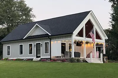 Image de Lake Hartwell Charming Waterfront Guest House with Covered Dock