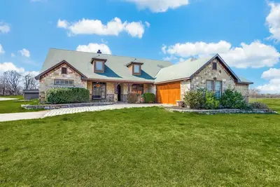 Image de Luxury Country Farmhouse on 10+ Acres - Swim Spa