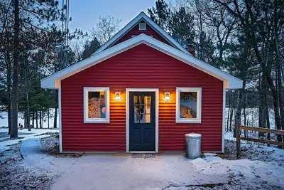 Image de Refined Rustic: Designer Cabin for Golf and Fishing