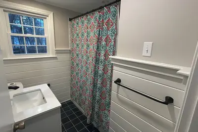 Image de Centrally located and newly renovated home in Dennis, minutes to beaches!