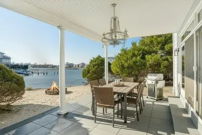 Image de Charming Waterfront Southampton Home, Perfect for Groups