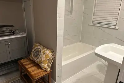 Image de 1 Br/1 Ba Basement Apartment near Downtown Atl, Mercedes Benz Stadium & Beltline