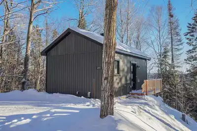 Image de Cozy Cottage with Lake Sarrazin Access & Well-Equipped Kitchen. Pet-Friendly!