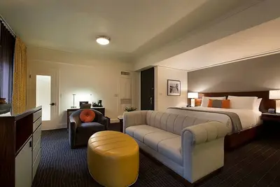 Image de Art-Inspired Junior Suite Downtown Near Pearl District & Theaters