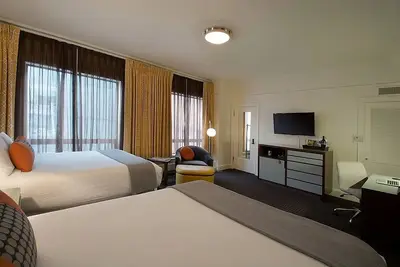 Image de Artful Double Stay | 2 Units in Downtown Near Pearl District & Theaters