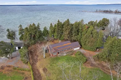 Image de 1-acre private waterfront cottage on Lake Simcoe featuring 150' of sandy beach