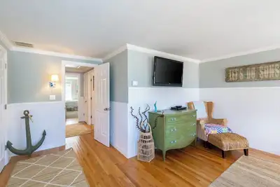 Image de Main House + Guest House With Pool on a Huge Private Lot off of Katama Bike Path