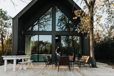 Image de Granbury Luxury Cabin / Sleeps 14 / Brazos River / 30 acres