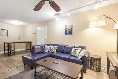 Image de Stylish 1br Getaway Near Uf & Dining