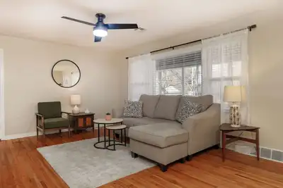 Image de East Side Ranch set in a quiet neighborhood with mature trees