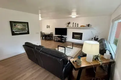 Image de Completely Remodeled 3-bedroom, 1 bath house, base of Chugach Mtns in Anchorage!