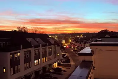 Image de 4-Story Townhome, Rooftop Patio + Office - Uptown
