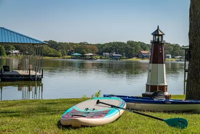 Image de Serene 3 Bedroom Lakefront Retreat for Fishing, Games and Water Fun