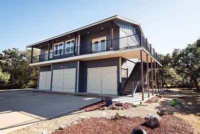 Image de Lively Lake House Upstairs Unit, Balcony, Backyard