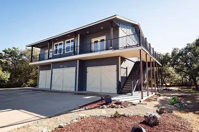 Image de Lively Lake House - Balcony + Backyard Retreat