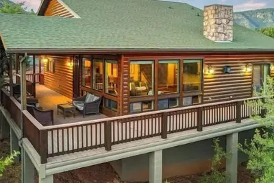 Image de Rim Retreat in the Pines, modern, cozy cabin nestled in the Ponderosa Pines.