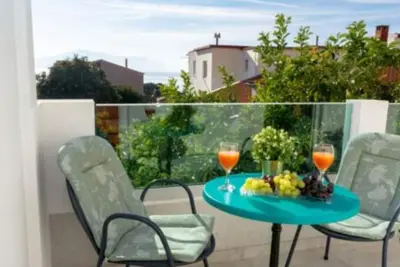 Image de Villa Goldfield - Classic One Bedroom Apartment with Sea View and Balcony