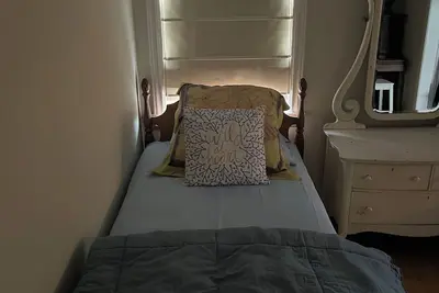 Image de Charming 3-bedroom house, off street parking & fenced yard, with Ac in Savannah