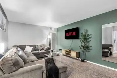 Image de 3 Min Walk to At&T | 3br | Parking + Pets + Gym