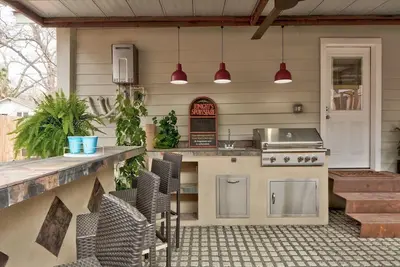 Image de Bungalow w Outdoor Oasis. Walkable & Fun Location