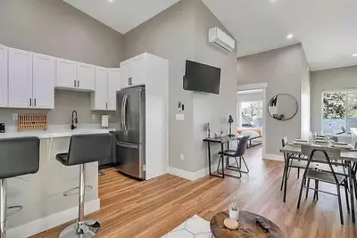 Image de 2-bdrm 2 bath Townhome in Midtown Rno- A Walkers Paradise! Mountain Views too