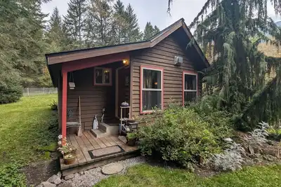 Image de Whimsical and cozy cottage on a homestead in the North Cascades