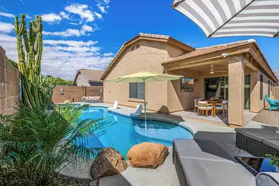 Image de Very Clean 4 bed, 2 bathrooms. One Level with Heated Pool & Spa!